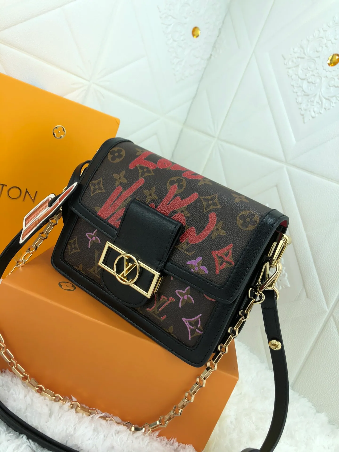 All Categories Official Website "Brand Women's Bags" Women's Bags 💙 LV Love Swiss artist Urs Fisher changed the visual proportions of the classic Monogram pattern, rendering a hand-painted style for the UF joint series Onthego handbags, presbyopic black leather love font silk screen lipstick tag Valentine's Day series Daphne, and silk screen Monog