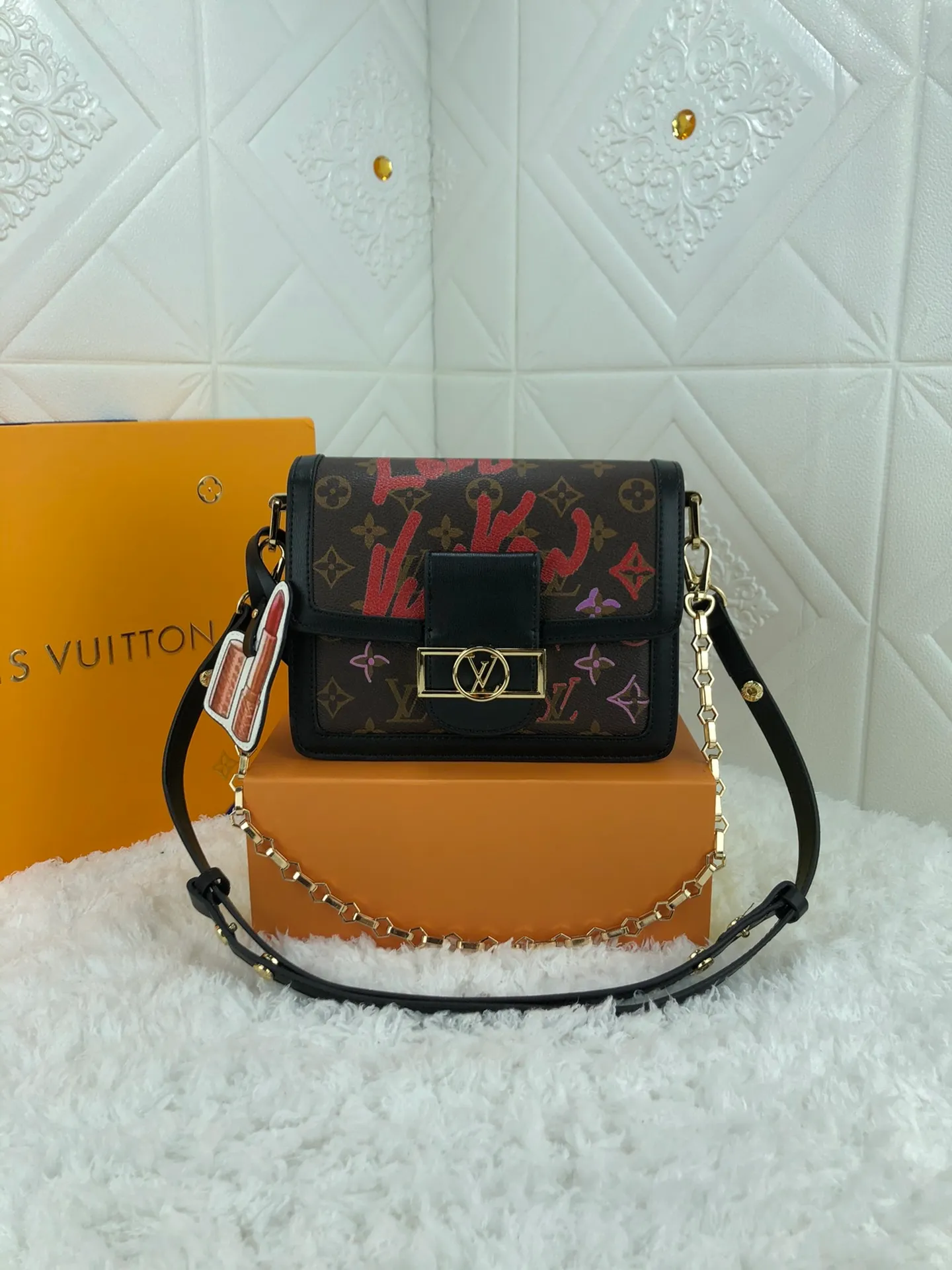 All Categories Official Website "Brand Women's Bags" Women's Bags 💙 LV Love Swiss artist Urs Fisher changed the visual proportions of the classic Monogram pattern, rendering a hand-painted style for the UF joint series Onthego handbags, presbyopic black leather love font silk screen lipstick tag Valentine's Day series Daphne, and silk screen Monog