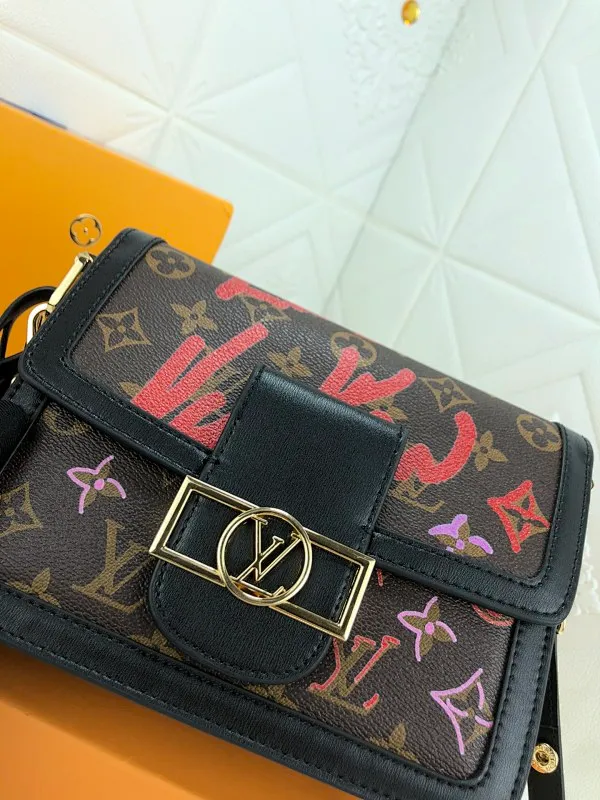 All Categories Official Website "Brand Women's Bags" Women's Bags 💙 LV Love Swiss artist Urs Fisher changed the visual proportions of the classic Monogram pattern, rendering a hand-painted style for the UF joint series Onthego handbags, presbyopic black leather love font silk screen lipstick tag Valentine's Day series Daphne, and silk screen Monog
