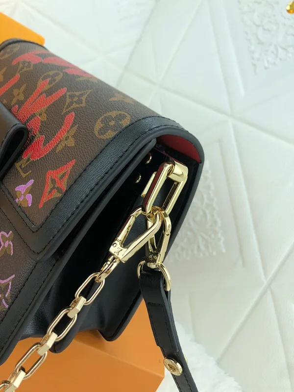All Categories Official Website "Brand Women's Bags" Women's Bags 💙 LV Love Swiss artist Urs Fisher changed the visual proportions of the classic Monogram pattern, rendering a hand-painted style for the UF joint series Onthego handbags, presbyopic black leather love font silk screen lipstick tag Valentine's Day series Daphne, and silk screen Monog