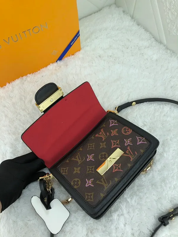 All Categories Official Website "Brand Women's Bags" Women's Bags 💙 LV Love Swiss artist Urs Fisher changed the visual proportions of the classic Monogram pattern, rendering a hand-painted style for the UF joint series Onthego handbags, presbyopic black leather love font silk screen lipstick tag Valentine's Day series Daphne, and silk screen Monog