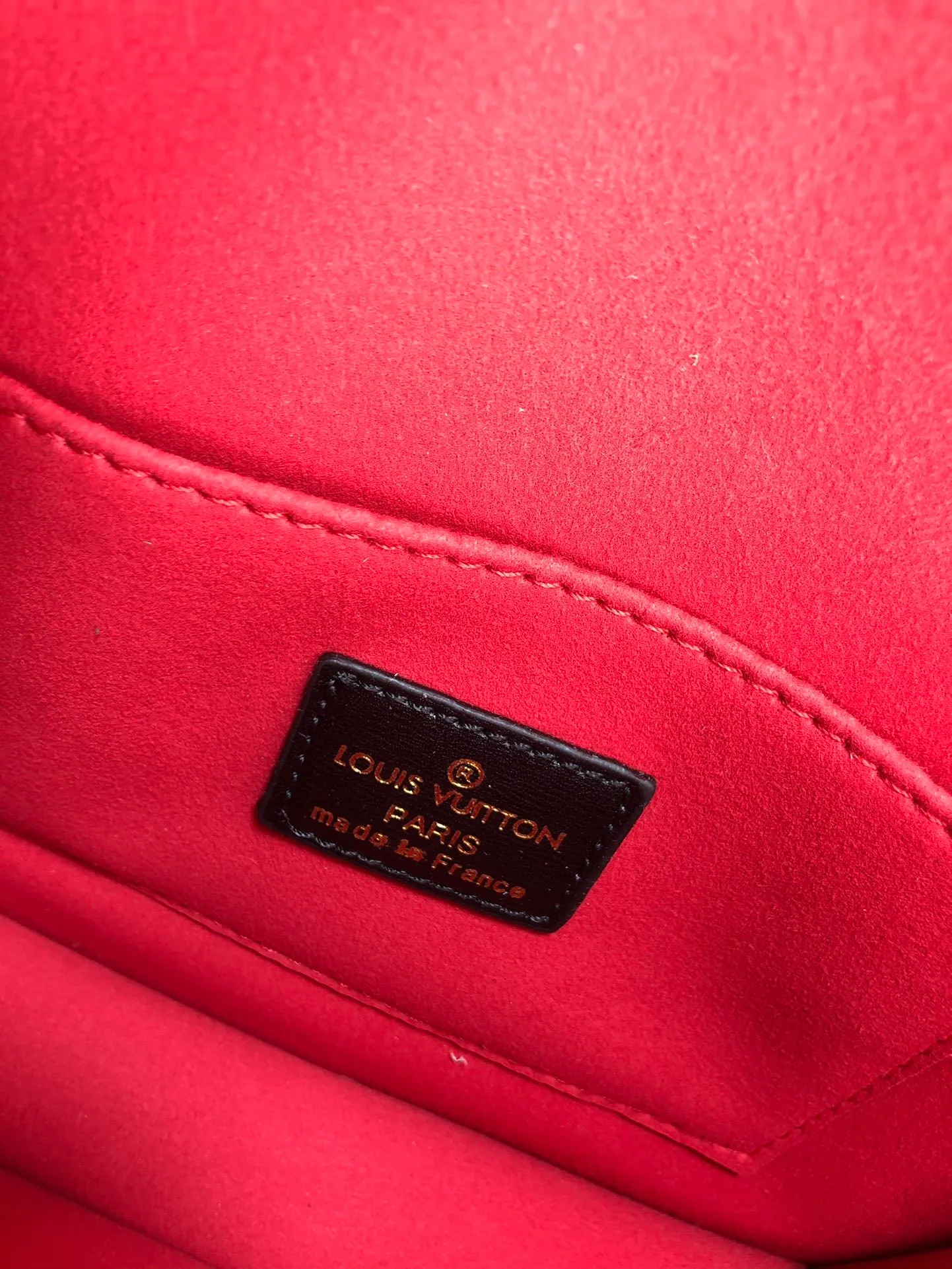 All Categories Official Website "Brand Women's Bags" Women's Bags 💙 LV Love Swiss artist Urs Fisher changed the visual proportions of the classic Monogram pattern, rendering a hand-painted style for the UF joint series Onthego handbags, presbyopic black leather love font silk screen lipstick tag Valentine's Day series Daphne, and silk screen Monog