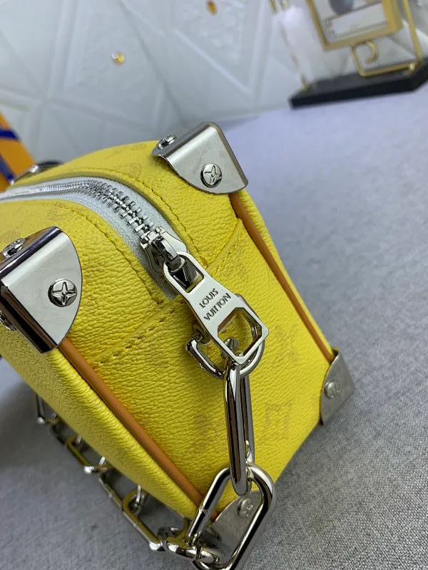 All Categories Official Website "Brand Women's Bags" Women's Bags 💙 LV has the new "Louis Vuitton!" signature printed on its vintage Monogram canvas and chunky chain, a mini soft trunk bag that is part of Virgil Abra's everyday LV capsule of the Men's Fall/Winter 2021-22 collection. Boxy shape and eight pieces of hardware to reinforce the corners. Can