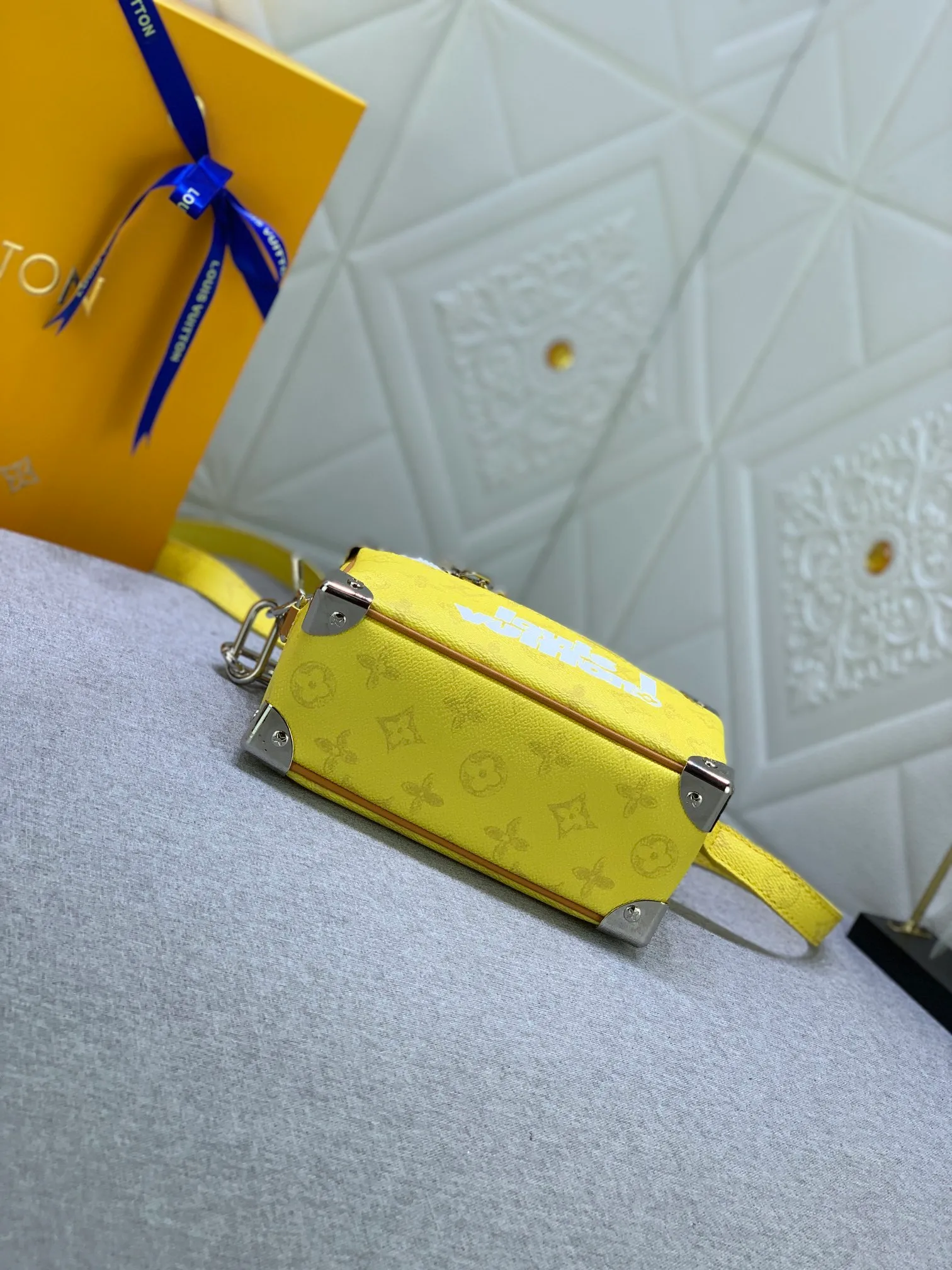 All Categories Official Website "Brand Women's Bags" Women's Bags 💙 LV has the new "Louis Vuitton!" signature printed on its vintage Monogram canvas and chunky chain, a mini soft trunk bag that is part of Virgil Abra's everyday LV capsule of the Men's Fall/Winter 2021-22 collection. Boxy shape and eight pieces of hardware to reinforce the corners. Can