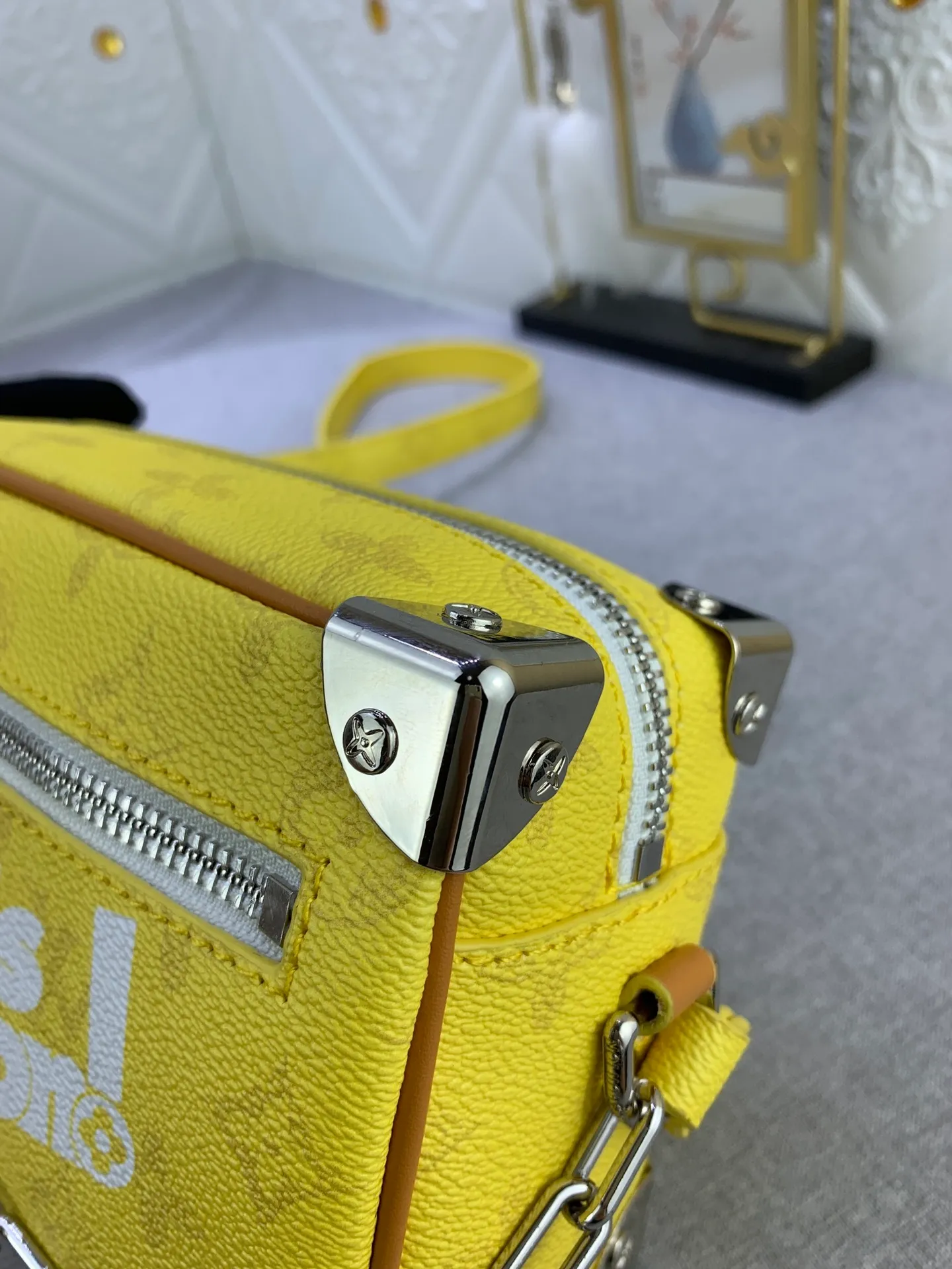 All Categories Official Website "Brand Women's Bags" Women's Bags 💙 LV has the new "Louis Vuitton!" signature printed on its vintage Monogram canvas and chunky chain, a mini soft trunk bag that is part of Virgil Abra's everyday LV capsule of the Men's Fall/Winter 2021-22 collection. Boxy shape and eight pieces of hardware to reinforce the corners. Can