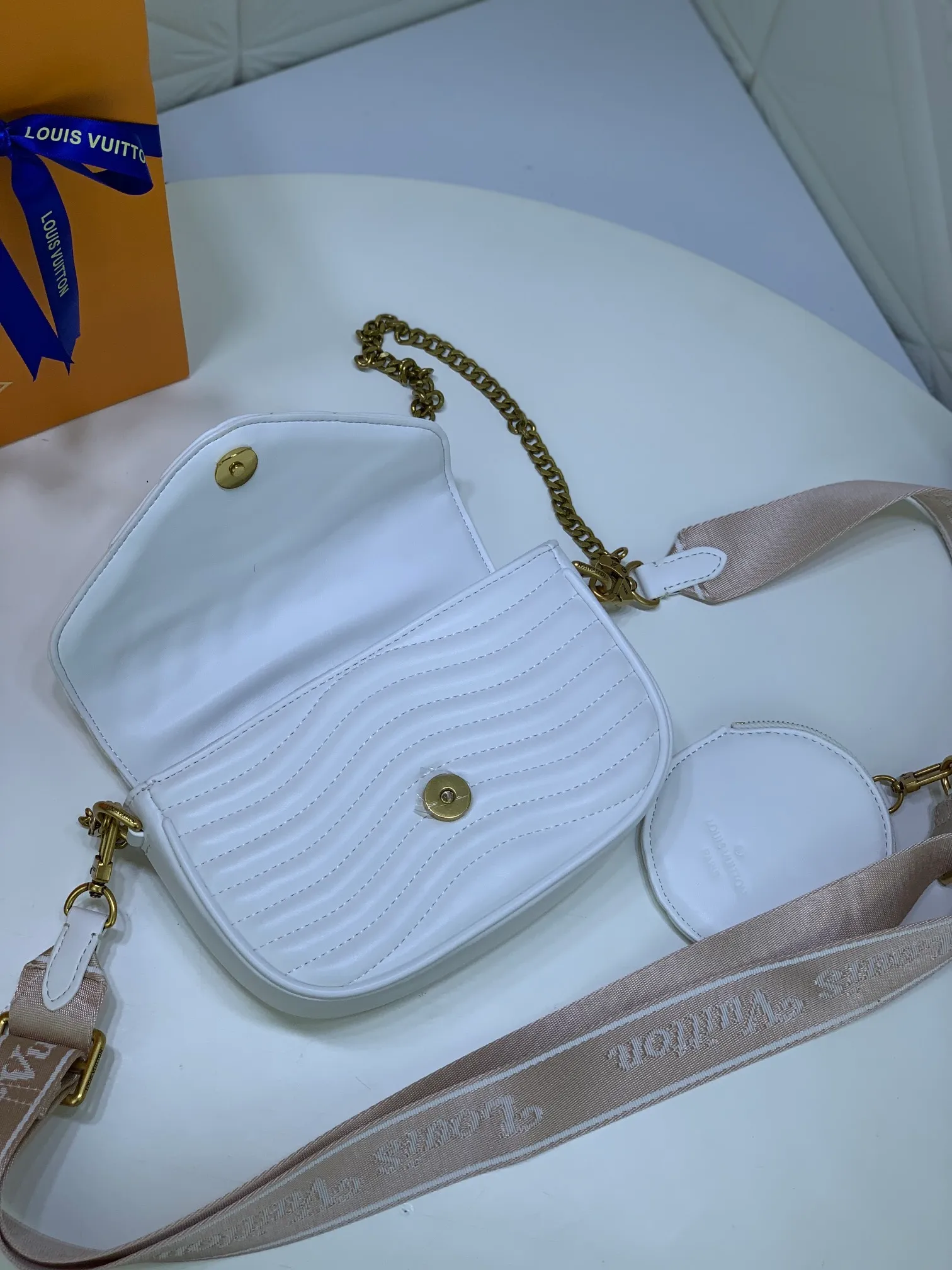 All Categories Official Website "Brand Women's Bags" Women's Bags 💙 LV Upgraded Original Multi Pochette New Wave handbags are made of smooth and soft quilted calf leather, dynamic design, adjustable shoulder straps, distressed gold metal accessories, bronze gold chain inscriptions and striped jacquard shoulder straps, etc. Provide multiple carrying methods, the coin-shaped round bag on the shoulder strap can be