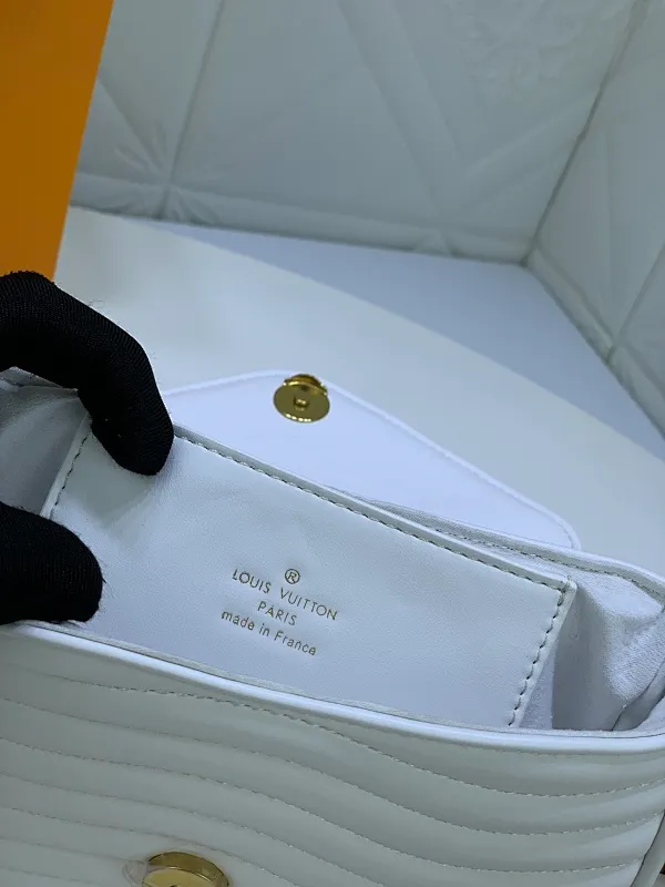 All Categories Official Website "Brand Women's Bags" Women's Bags 💙 LV Upgraded Original Multi Pochette New Wave handbags are made of smooth and soft quilted calf leather, dynamic design, adjustable shoulder straps, distressed gold metal accessories, bronze gold chain inscriptions and striped jacquard shoulder straps, etc. Provide multiple carrying methods, the coin-shaped round bag on the shoulder strap can be