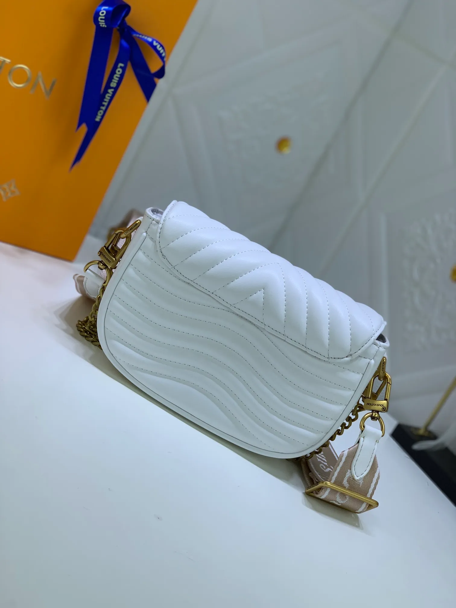 All Categories Official Website "Brand Women's Bags" Women's Bags 💙 LV Upgraded Original Multi Pochette New Wave handbags are made of smooth and soft quilted calf leather, dynamic design, adjustable shoulder straps, distressed gold metal accessories, bronze gold chain inscriptions and striped jacquard shoulder straps, etc. Provide multiple carrying methods, the coin-shaped round bag on the shoulder strap can be