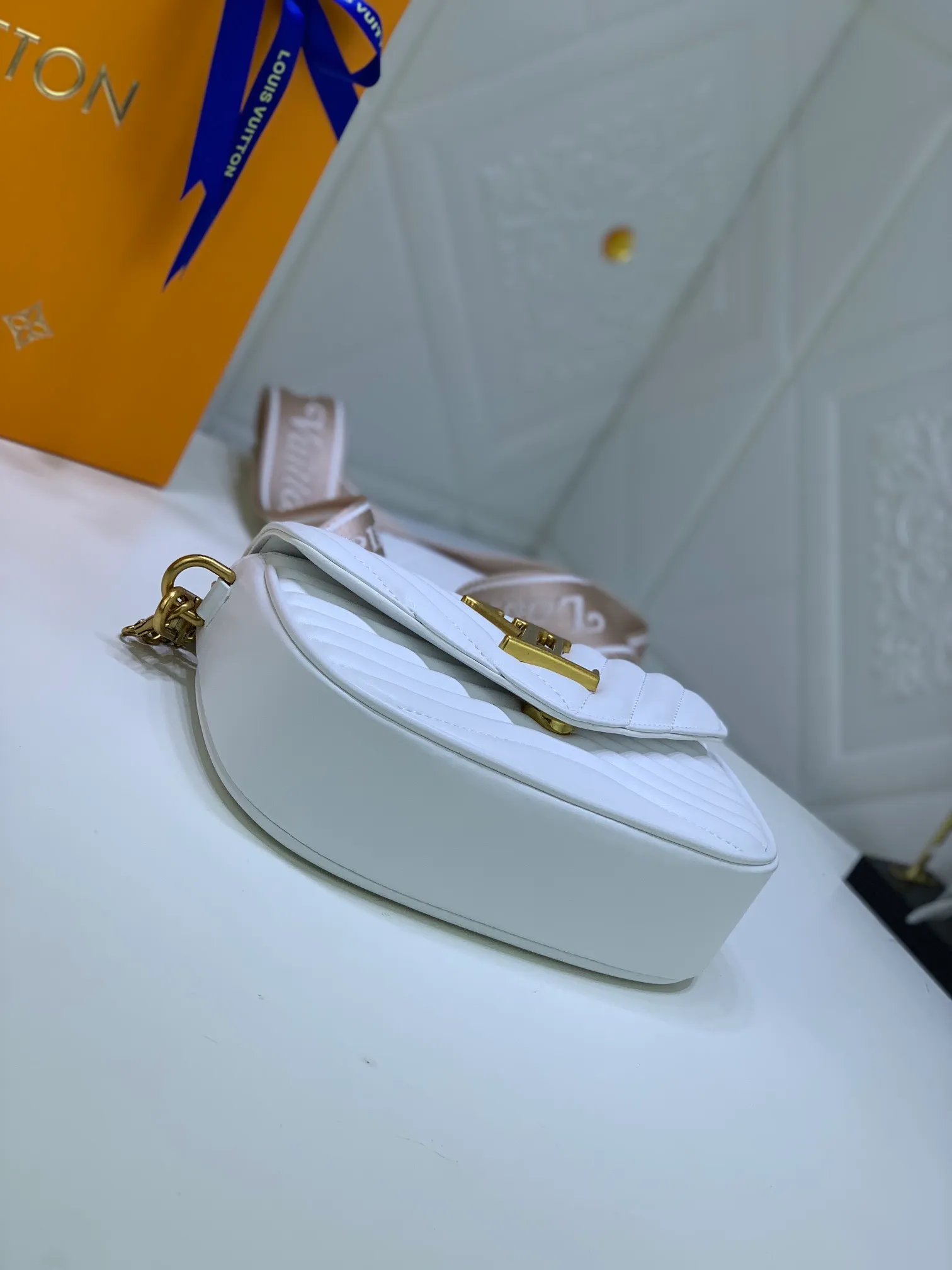 All Categories Official Website "Brand Women's Bags" Women's Bags 💙 LV Upgraded Original Multi Pochette New Wave handbags are made of smooth and soft quilted calf leather, dynamic design, adjustable shoulder straps, distressed gold metal accessories, bronze gold chain inscriptions and striped jacquard shoulder straps, etc. Provide multiple carrying methods, the coin-shaped round bag on the shoulder strap can be