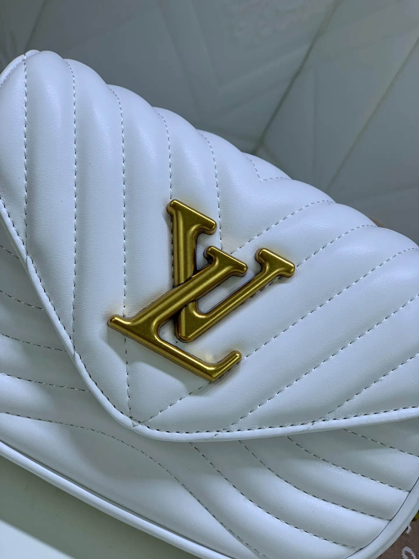 All Categories Official Website "Brand Women's Bags" Women's Bags 💙 LV Upgraded Original Multi Pochette New Wave handbags are made of smooth and soft quilted calf leather, dynamic design, adjustable shoulder straps, distressed gold metal accessories, bronze gold chain inscriptions and striped jacquard shoulder straps, etc. Provide multiple carrying methods, the coin-shaped round bag on the shoulder strap can be