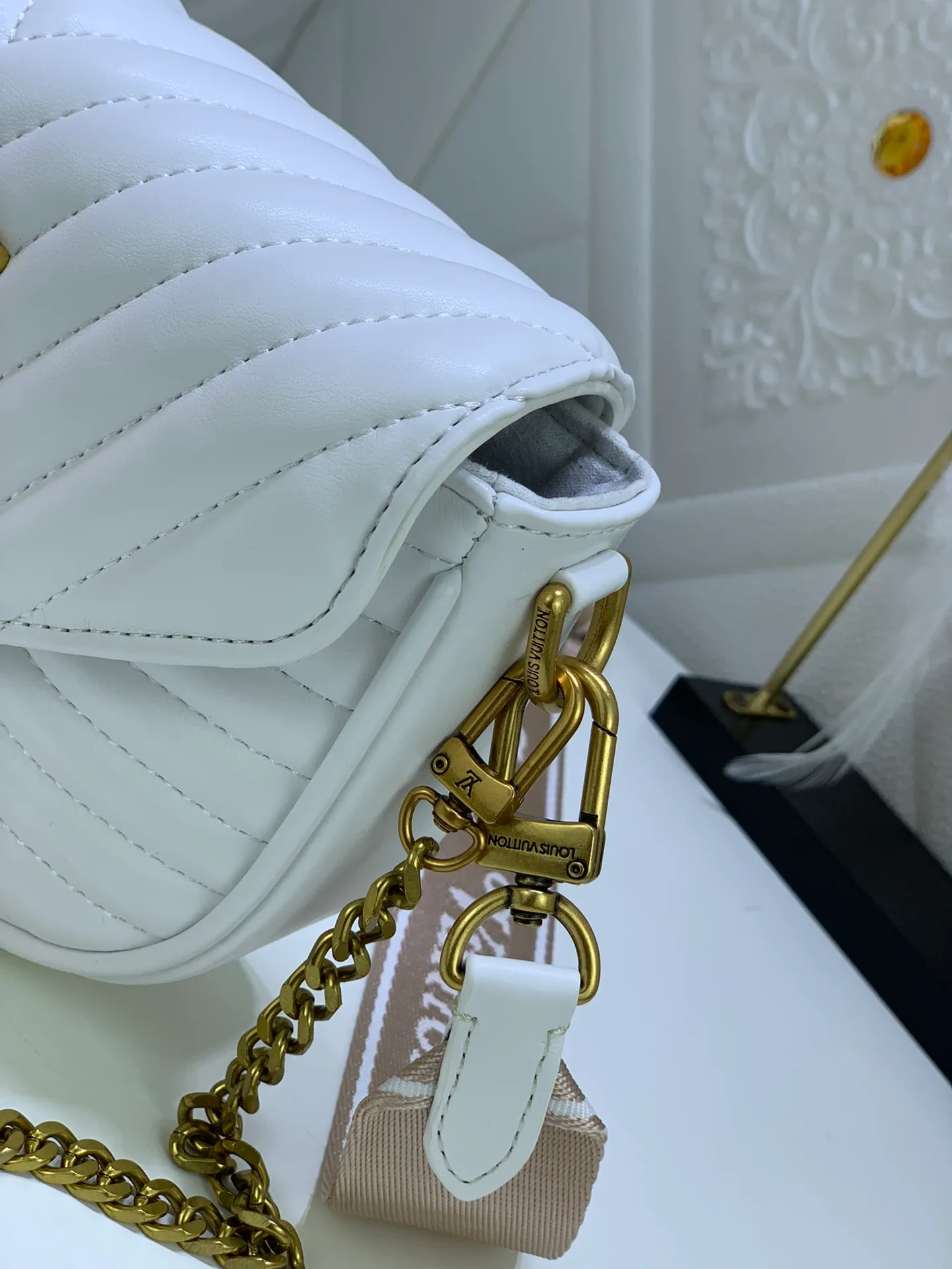 All Categories Official Website "Brand Women's Bags" Women's Bags 💙 LV Upgraded Original Multi Pochette New Wave handbags are made of smooth and soft quilted calf leather, dynamic design, adjustable shoulder straps, distressed gold metal accessories, bronze gold chain inscriptions and striped jacquard shoulder straps, etc. Provide multiple carrying methods, the coin-shaped round bag on the shoulder strap can be