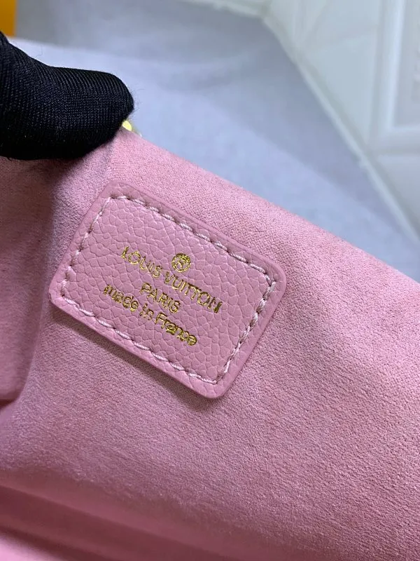 All Categories Official Website "Brand Women's Bags" Women's Bags 💙 LV French custom-made Monogram canvas and exquisite calfskin, top-notch handmade in Taiwan, perfect bottom arc of original order for quality, perfect combination of materials and unique hardware accessories, all investment regardless of cost, single shoulder, hand-held, cross-body all-match must-have style, exquisite crown lock buckle, showing the queen's style