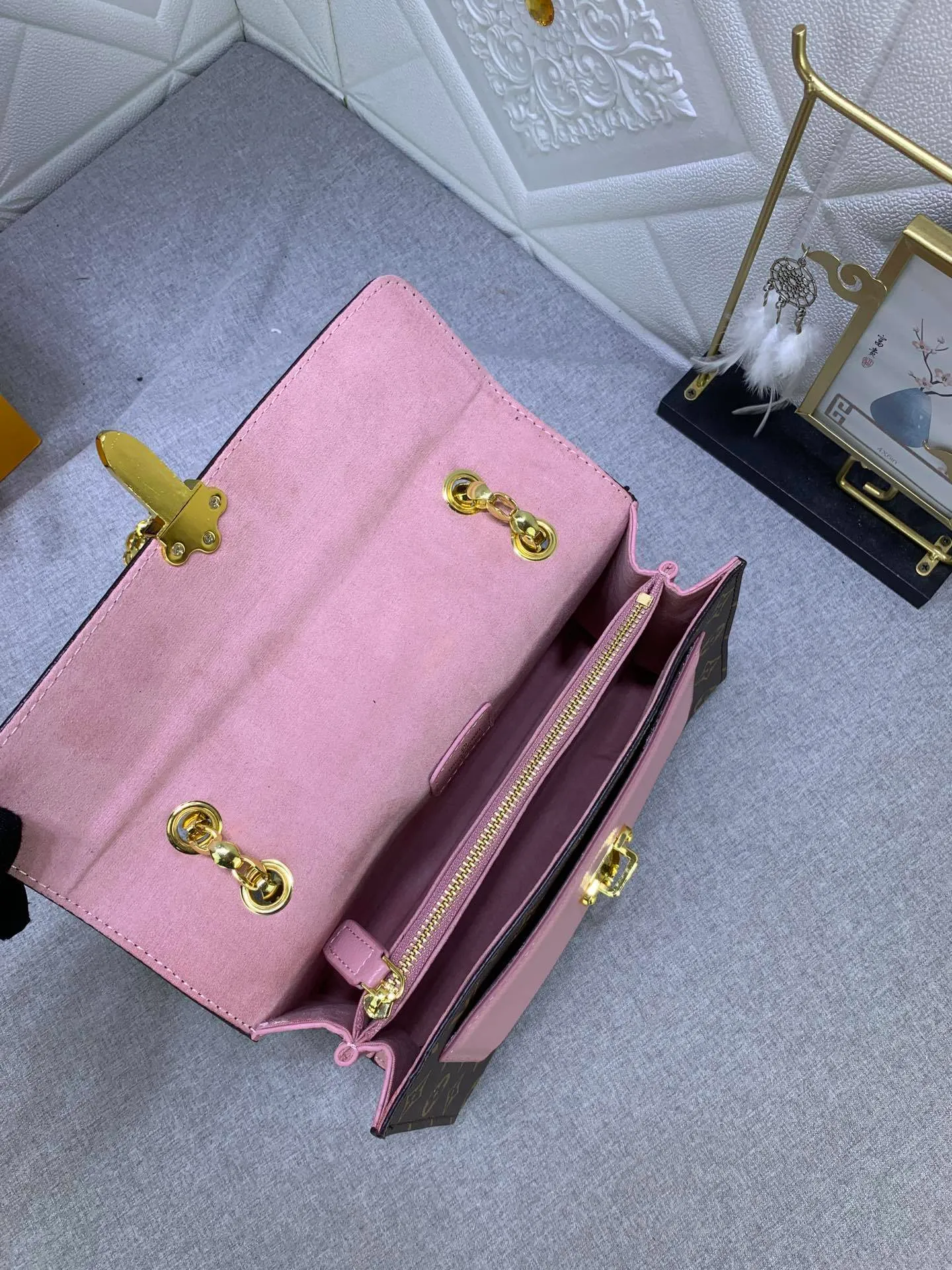 All Categories Official Website "Brand Women's Bags" Women's Bags 💙 LV French custom-made Monogram canvas and exquisite calfskin, top-notch handmade in Taiwan, perfect bottom arc of original order for quality, perfect combination of materials and unique hardware accessories, all investment regardless of cost, single shoulder, hand-held, cross-body all-match must-have style, exquisite crown lock buckle, showing the queen's style