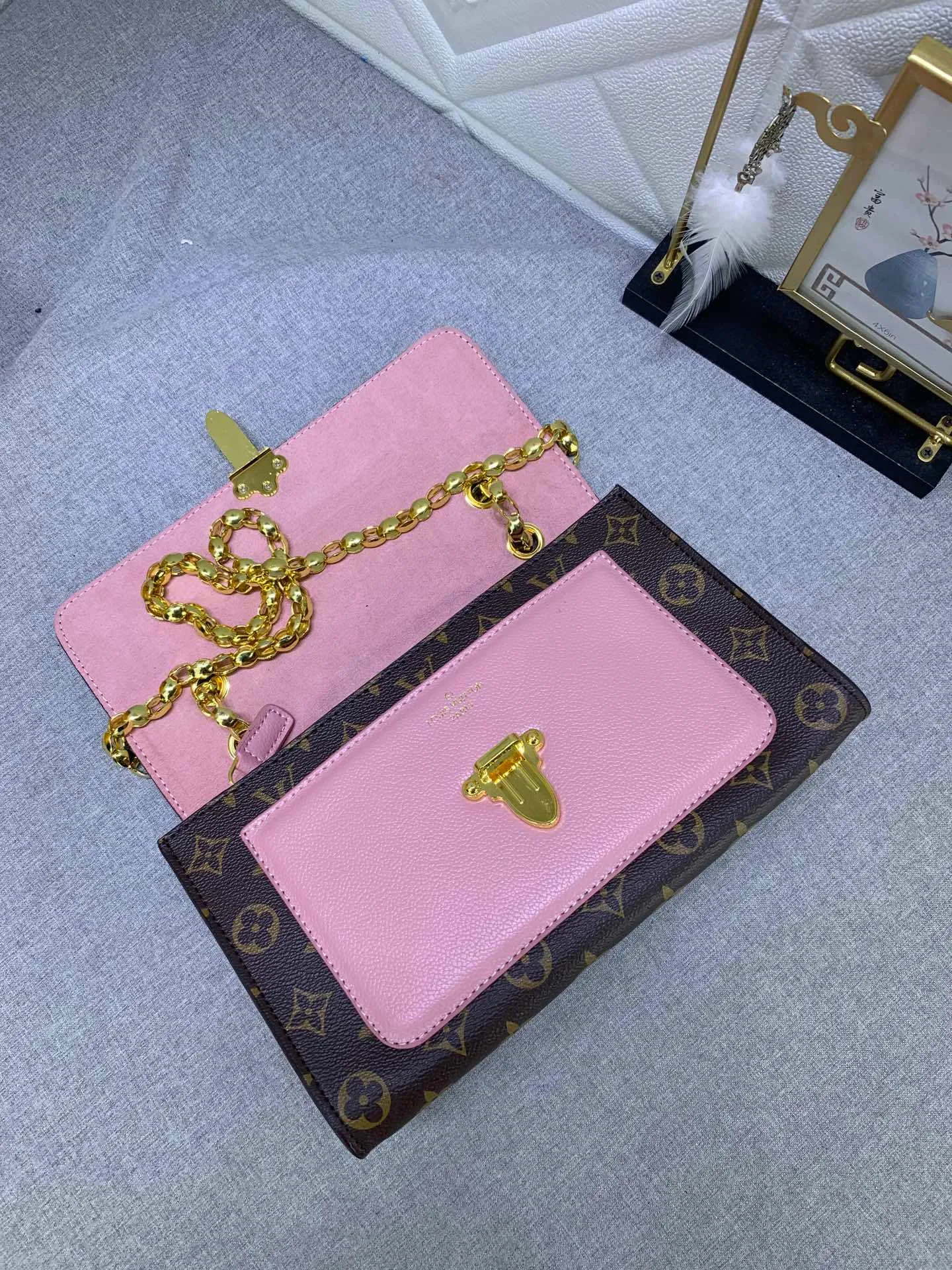 All Categories Official Website "Brand Women's Bags" Women's Bags 💙 LV French custom-made Monogram canvas and exquisite calfskin, top-notch handmade in Taiwan, perfect bottom arc of original order for quality, perfect combination of materials and unique hardware accessories, all investment regardless of cost, single shoulder, hand-held, cross-body all-match must-have style, exquisite crown lock buckle, showing the queen's style
