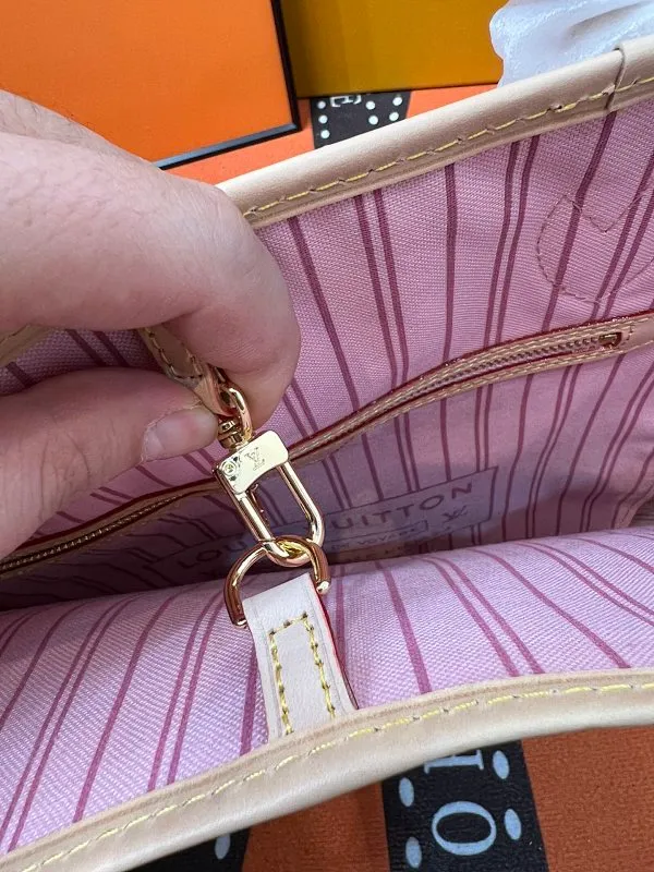 All categories Official website "Brand Women's Bags" Women's Bags 💙 LV 2022 official new LV handbag wholesale 58001500 High quality Size: 40-33-20 CM