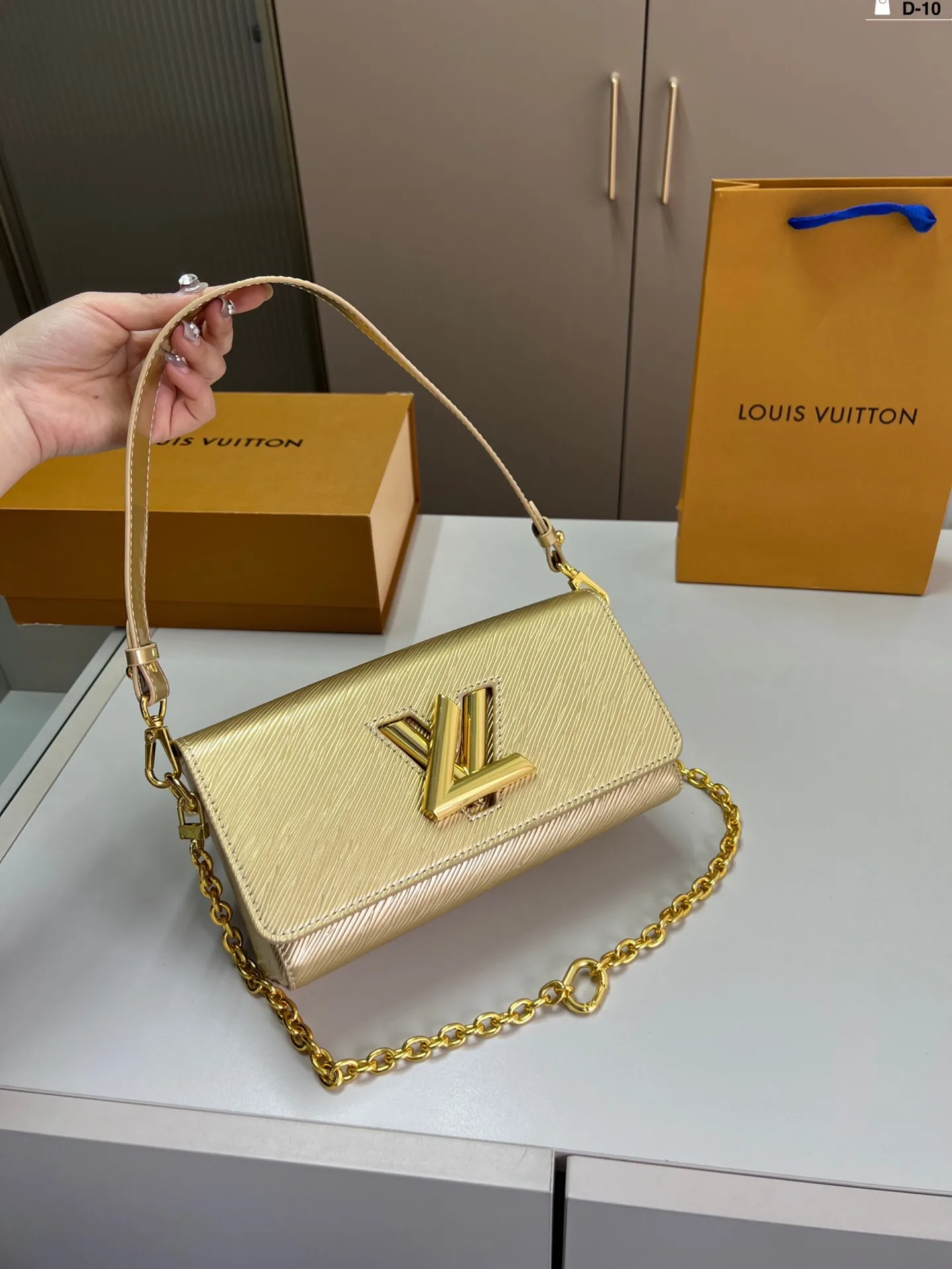 All categories Official website "Brand Women's Bags" Women's Bags 💙 LV 2025 new LV armpit bag