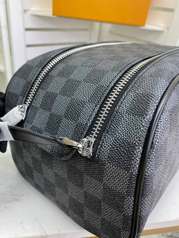 All categories Official website "Brand Women's Bags" Women's Bags 💙 LV 2022 Official New LV Cosmetic Bag Wholesale 5800800 High Quality Size: 28-16-13CM