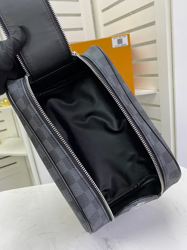 All categories Official website "Brand Women's Bags" Women's Bags 💙 LV 2022 Official New LV Cosmetic Bag Wholesale 5800800 High Quality Size: 28-16-13CM