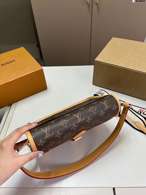 All categories Official website "Brand Women's Bags" Women's Bags 💙 LV 2025 new LV armpit bag