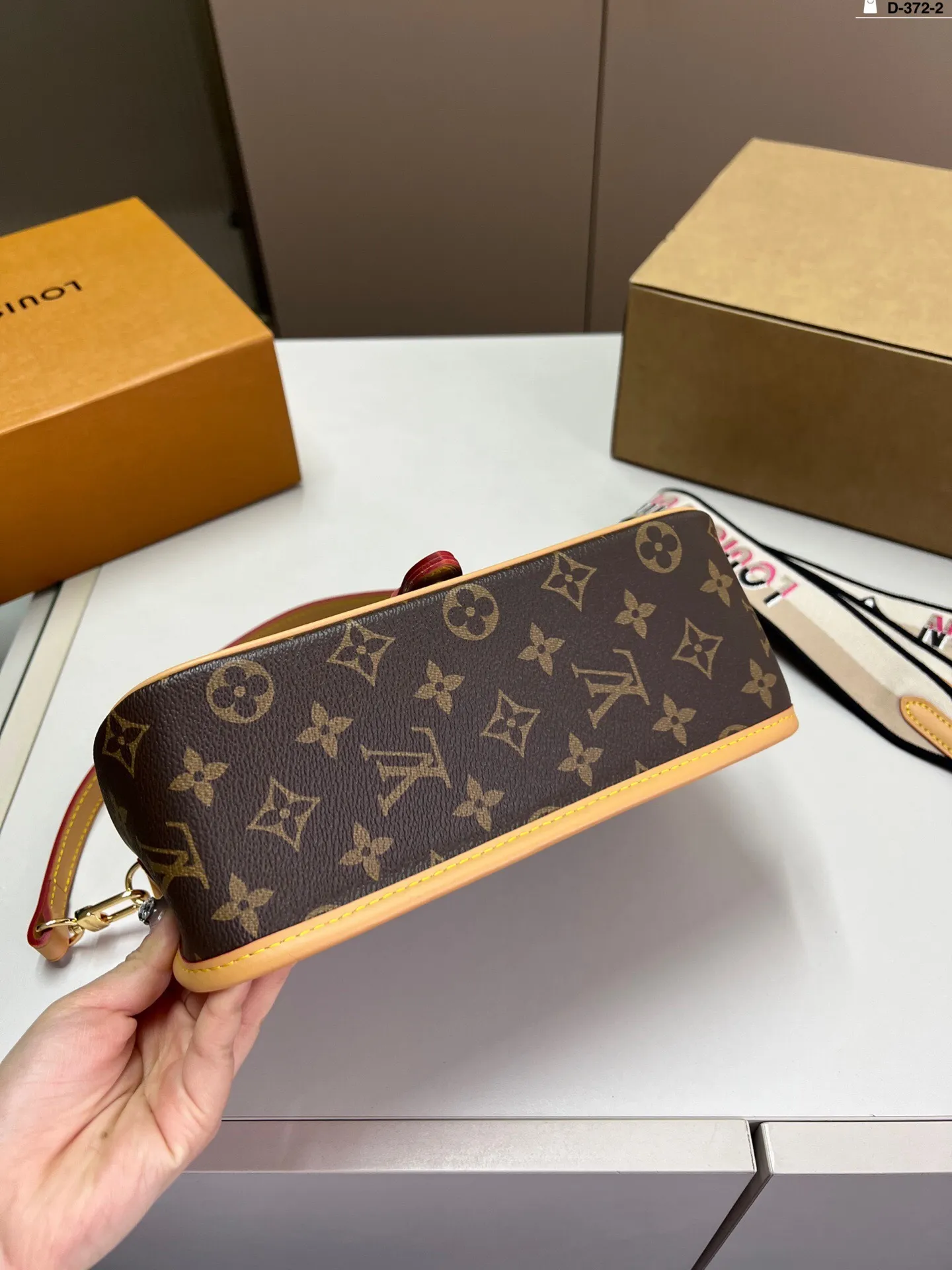 All categories Official website "Brand Women's Bags" Women's Bags 💙 LV 2025 new LV armpit bag