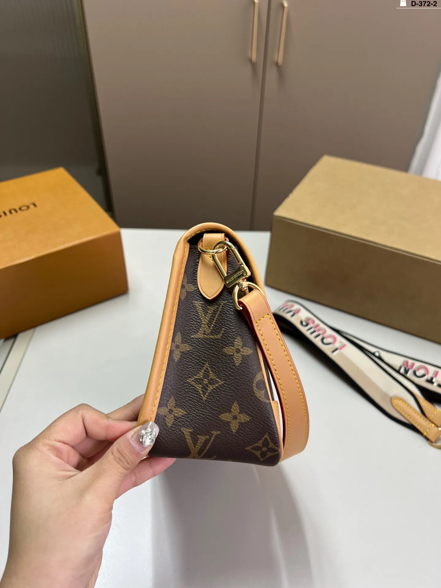 All categories Official website "Brand Women's Bags" Women's Bags 💙 LV 2025 new LV armpit bag