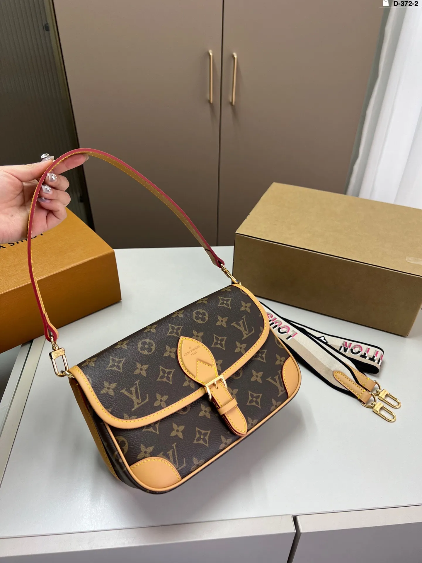All categories Official website "Brand Women's Bags" Women's Bags 💙 LV 2025 new LV armpit bag