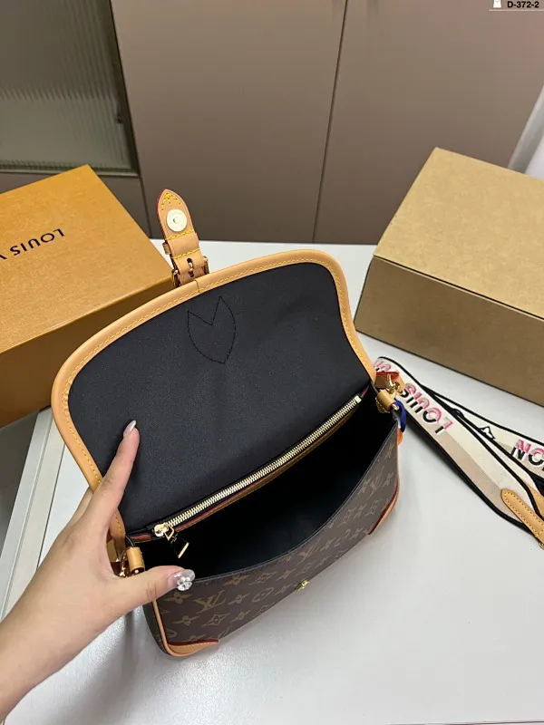 All categories Official website "Brand Women's Bags" Women's Bags 💙 LV 2025 new LV armpit bag