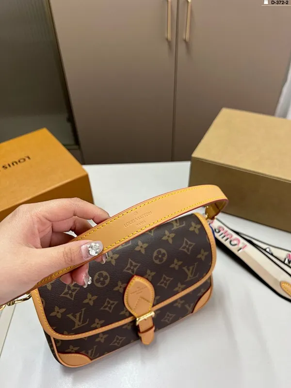 All categories Official website "Brand Women's Bags" Women's Bags 💙 LV 2025 new LV armpit bag