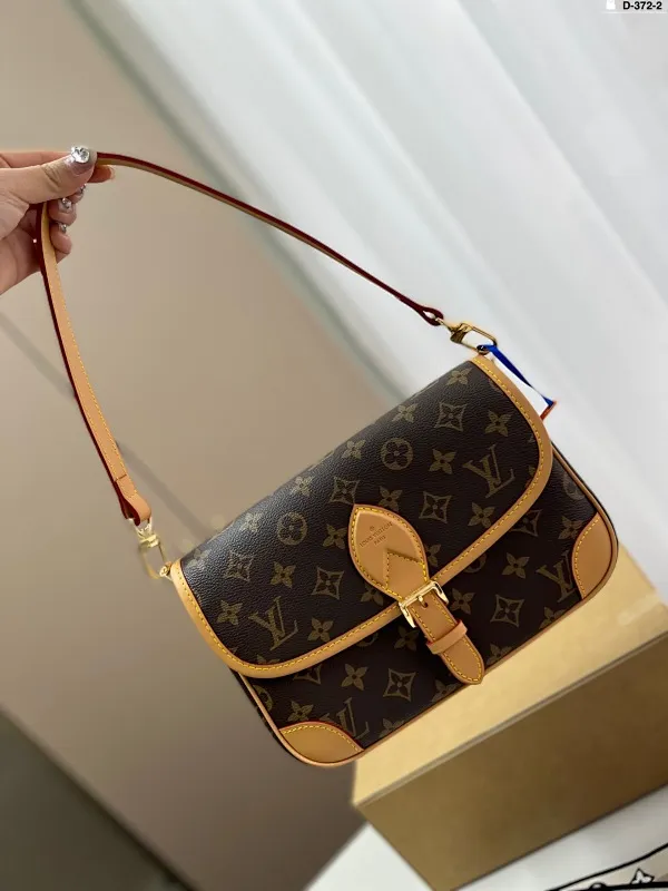 All categories Official website "Brand Women's Bags" Women's Bags 💙 LV 2025 new LV armpit bag