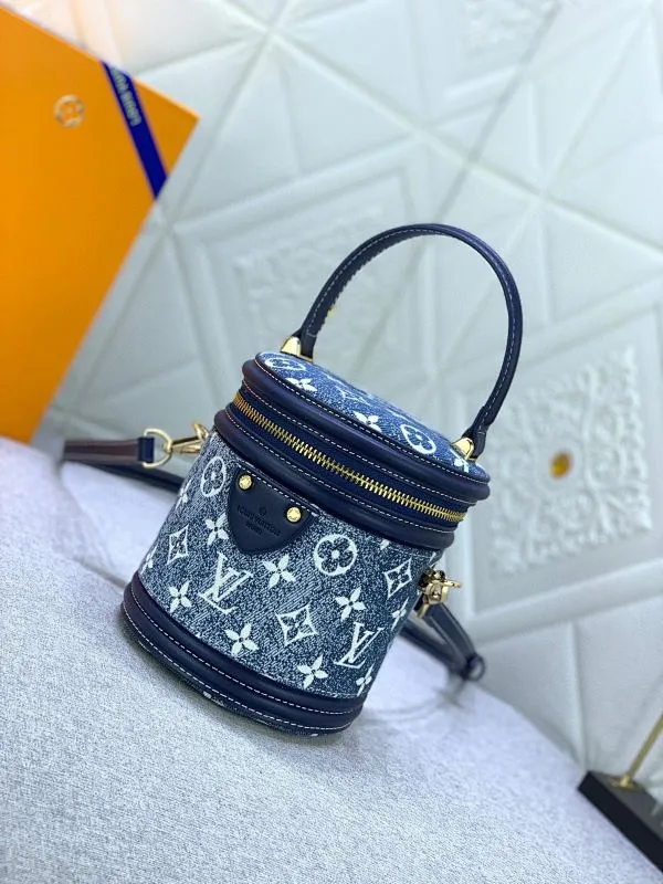 All Categories Official Website "Brand Women's Bags" Women's Bags 💙 LV upgraded original gradient denim blue cannes fortune bag. Drawing on the shape of a long-standing makeup box, women's art director Nicolas Ghesquière recreates the classic charm of the past with this semi-rigid handbag. Monogram and Monogram Reverse