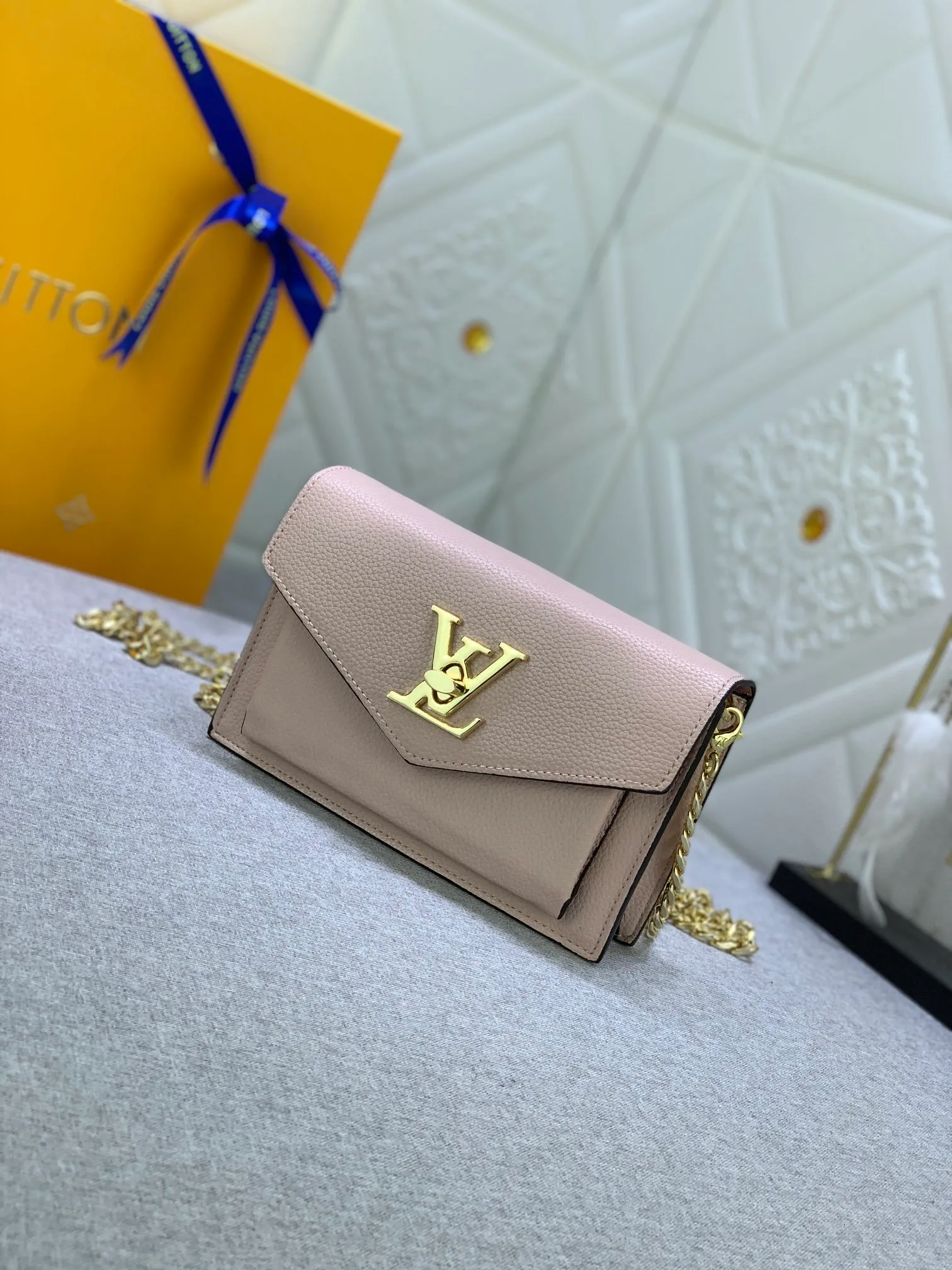 All Categories Official Website "Brand Women's Bags" Women's Bags 💙 LV This Mylockme Pochette chain bag is made of soft cow leather and continues the core elements of the Lockme series with an envelope-style flap, front pocket and LV letter hook. The trendy construction is suitable for storing mobile phones and other essentials, and the long chain allows for shoulder or cross-body wear. Detailed