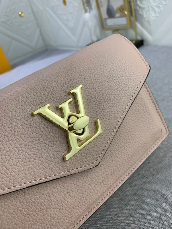 All Categories Official Website "Brand Women's Bags" Women's Bags 💙 LV This Mylockme Pochette chain bag is made of soft cow leather and continues the core elements of the Lockme series with an envelope-style flap, front pocket and LV letter hook. The trendy construction is suitable for storing mobile phones and other essentials, and the long chain allows for shoulder or cross-body wear. Detailed