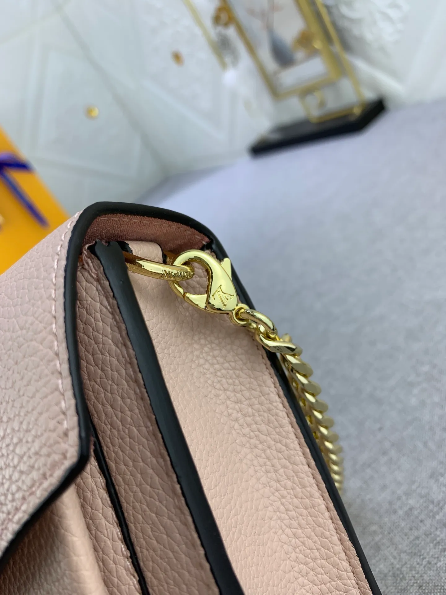 All Categories Official Website "Brand Women's Bags" Women's Bags 💙 LV This Mylockme Pochette chain bag is made of soft cow leather and continues the core elements of the Lockme series with an envelope-style flap, front pocket and LV letter hook. The trendy construction is suitable for storing mobile phones and other essentials, and the long chain allows for shoulder or cross-body wear. Detailed