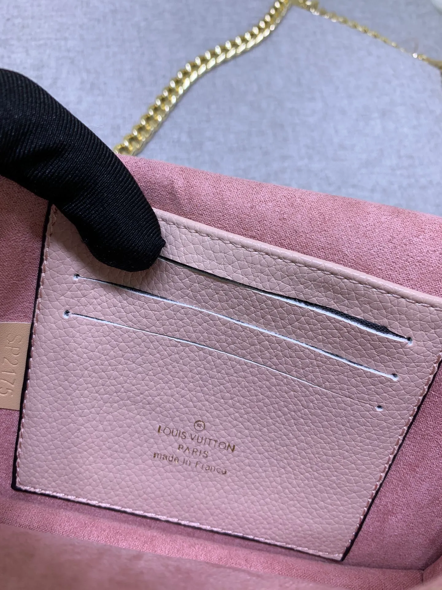 All Categories Official Website "Brand Women's Bags" Women's Bags 💙 LV This Mylockme Pochette chain bag is made of soft cow leather and continues the core elements of the Lockme series with an envelope-style flap, front pocket and LV letter hook. The trendy construction is suitable for storing mobile phones and other essentials, and the long chain allows for shoulder or cross-body wear. Detailed
