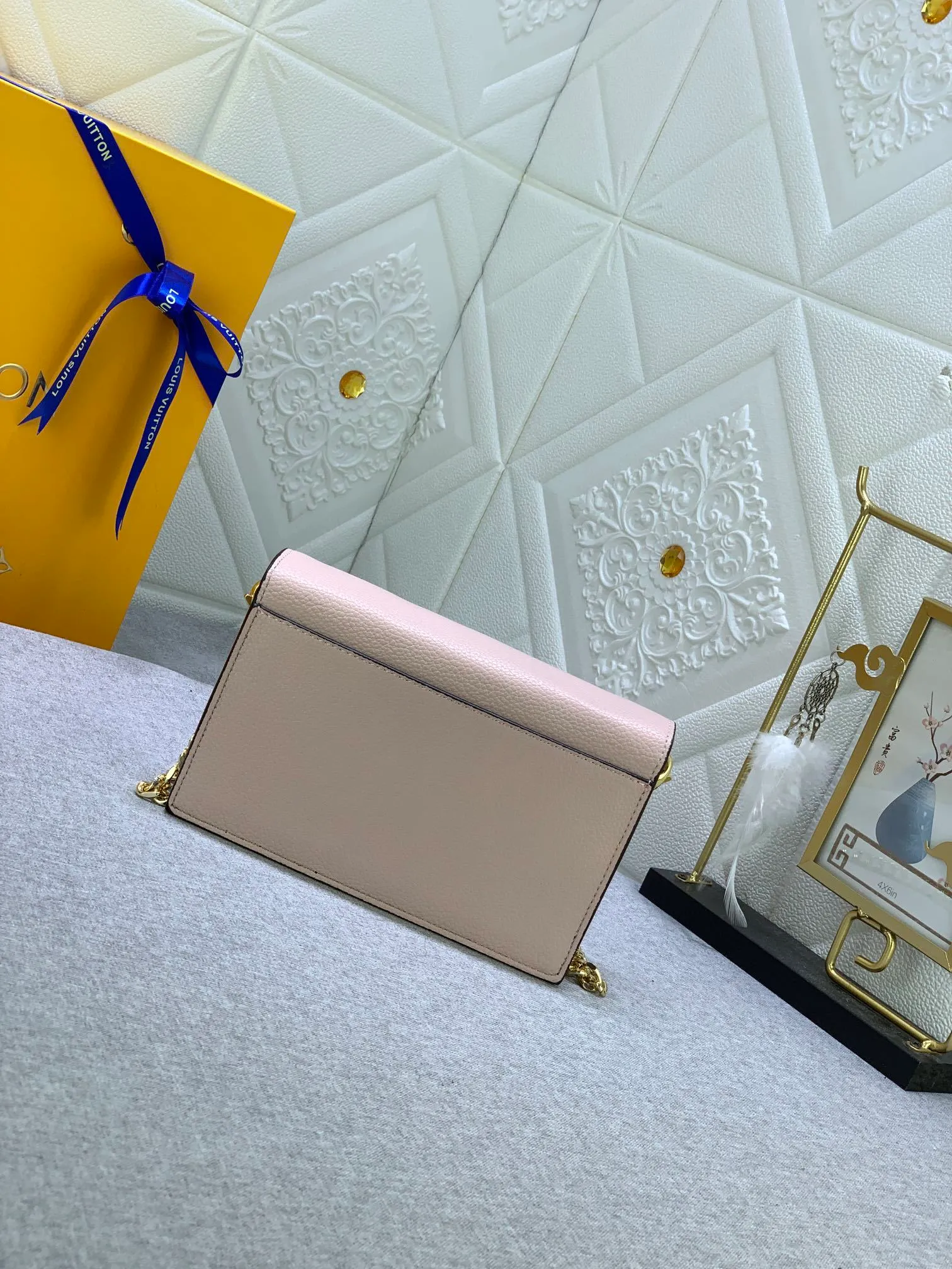 All Categories Official Website "Brand Women's Bags" Women's Bags 💙 LV This Mylockme Pochette chain bag is made of soft cow leather and continues the core elements of the Lockme series with an envelope-style flap, front pocket and LV letter hook. The trendy construction is suitable for storing mobile phones and other essentials, and the long chain allows for shoulder or cross-body wear. Detailed