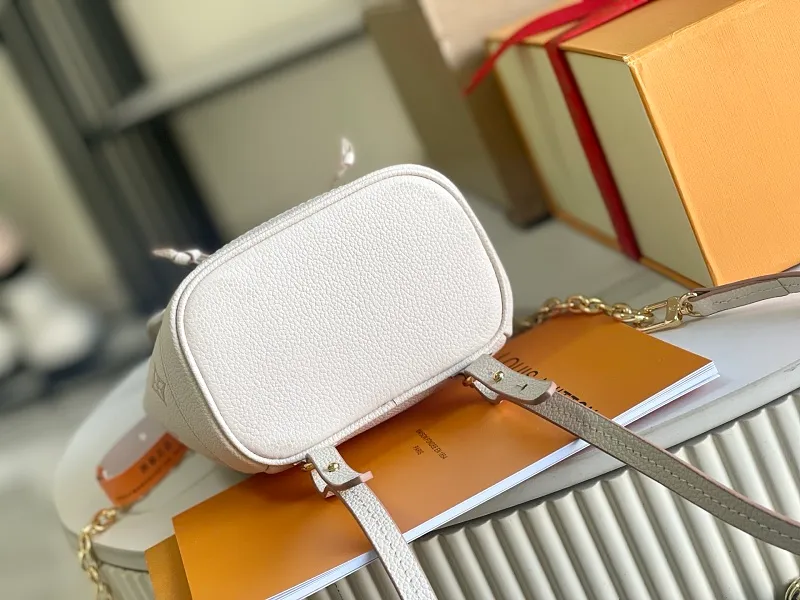 All categories 💚 Authentic bags 💚 LV LV classic backpack