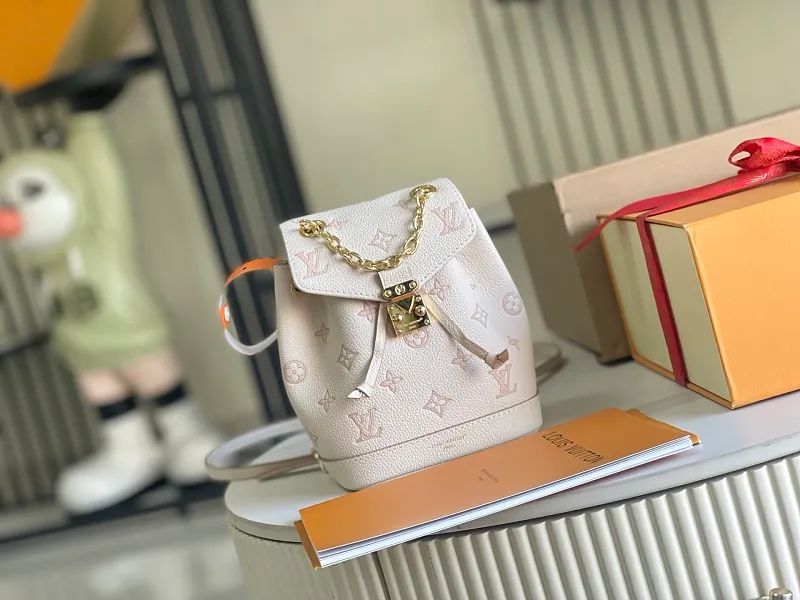 All categories 💚 Authentic bags 💚 LV LV classic backpack