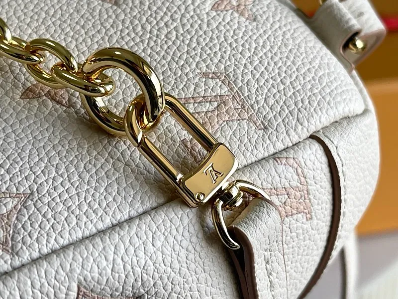 All categories 💚 Authentic bags 💚 LV LV classic backpack