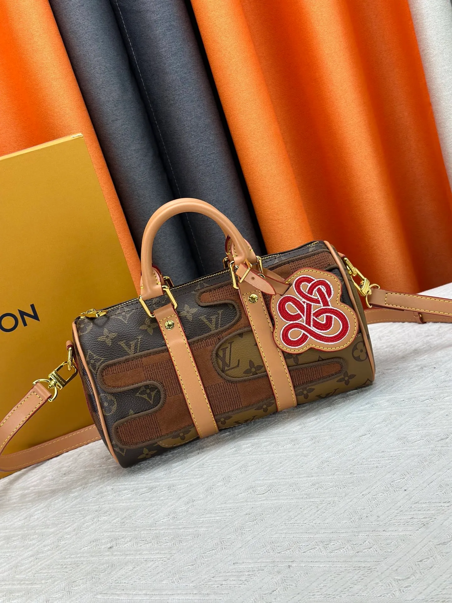 P300 M20900 M15428 Embroidered Parquet This Keepall Bandoulière25 handbag is inspired by the Japanese Boro patchwork craftsmanship. The classic Monogram canvas bag is embroidered with Monogram and Damier canvas to create a creative pattern that matches the terrain. 25 cm