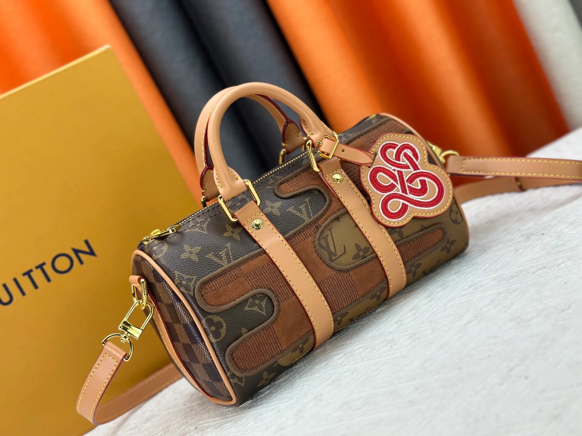 P300 M20900 M15428 Embroidered Parquet This Keepall Bandoulière25 handbag is inspired by the Japanese Boro patchwork craftsmanship. The classic Monogram canvas bag is embroidered with Monogram and Damier canvas to create a creative pattern that matches the terrain. 25 cm