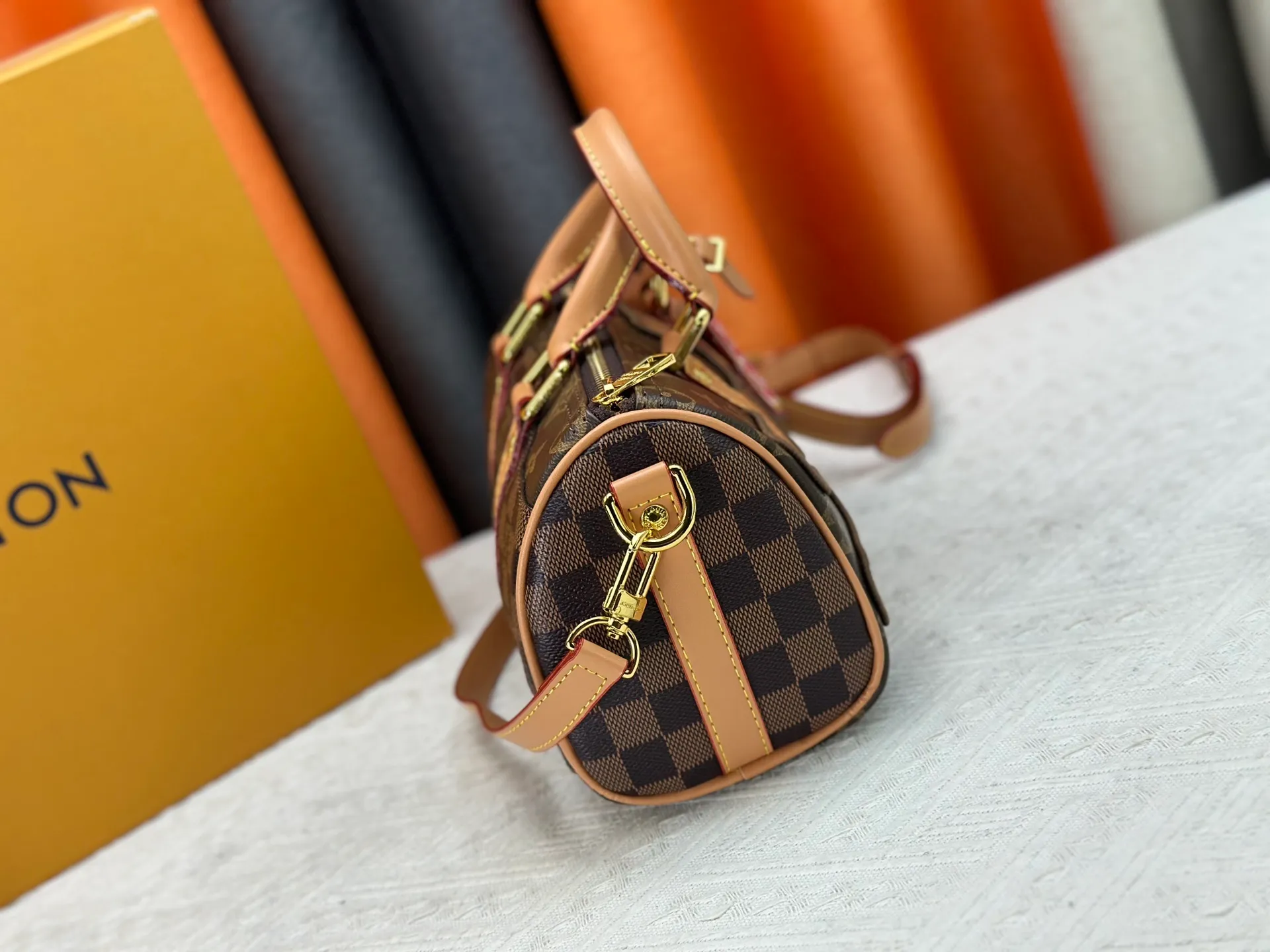 P300 M20900 M15428 Embroidered Parquet This Keepall Bandoulière25 handbag is inspired by the Japanese Boro patchwork craftsmanship. The classic Monogram canvas bag is embroidered with Monogram and Damier canvas to create a creative pattern that matches the terrain. 25 cm
