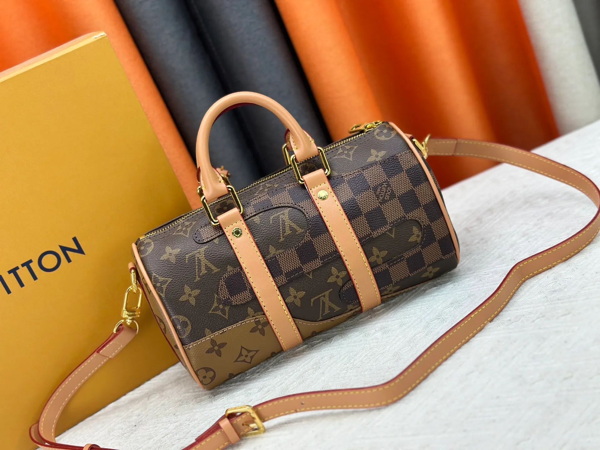P300 M20900 M15428 Embroidered Parquet This Keepall Bandoulière25 handbag is inspired by the Japanese Boro patchwork craftsmanship. The classic Monogram canvas bag is embroidered with Monogram and Damier canvas to create a creative pattern that matches the terrain. 25 cm