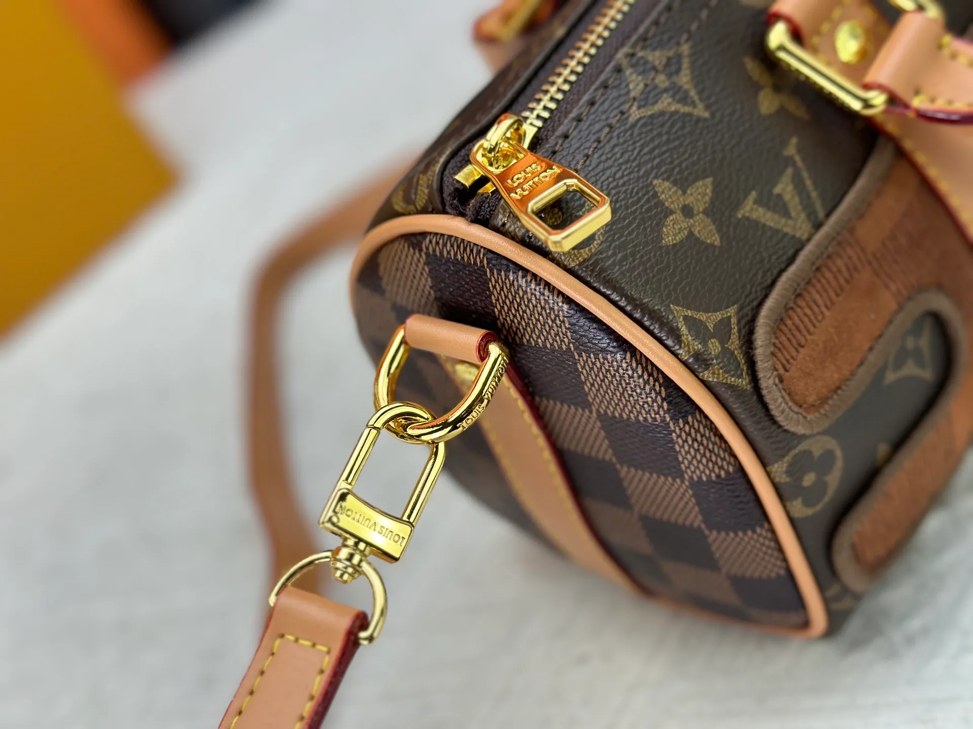 P300 M20900 M15428 Embroidered Parquet This Keepall Bandoulière25 handbag is inspired by the Japanese Boro patchwork craftsmanship. The classic Monogram canvas bag is embroidered with Monogram and Damier canvas to create a creative pattern that matches the terrain. 25 cm