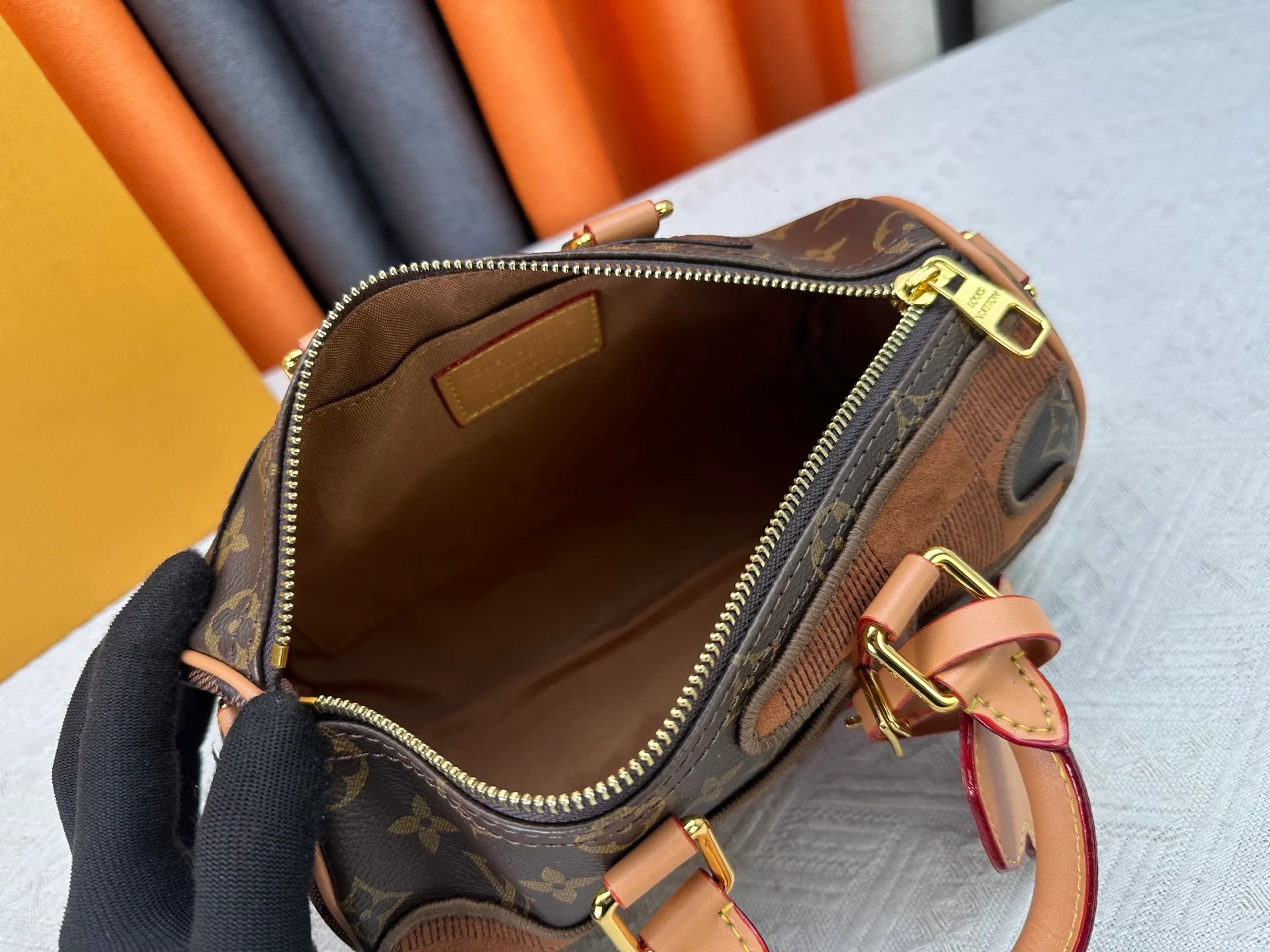 P300 M20900 M15428 Embroidered Parquet This Keepall Bandoulière25 handbag is inspired by the Japanese Boro patchwork craftsmanship. The classic Monogram canvas bag is embroidered with Monogram and Damier canvas to create a creative pattern that matches the terrain. 25 cm