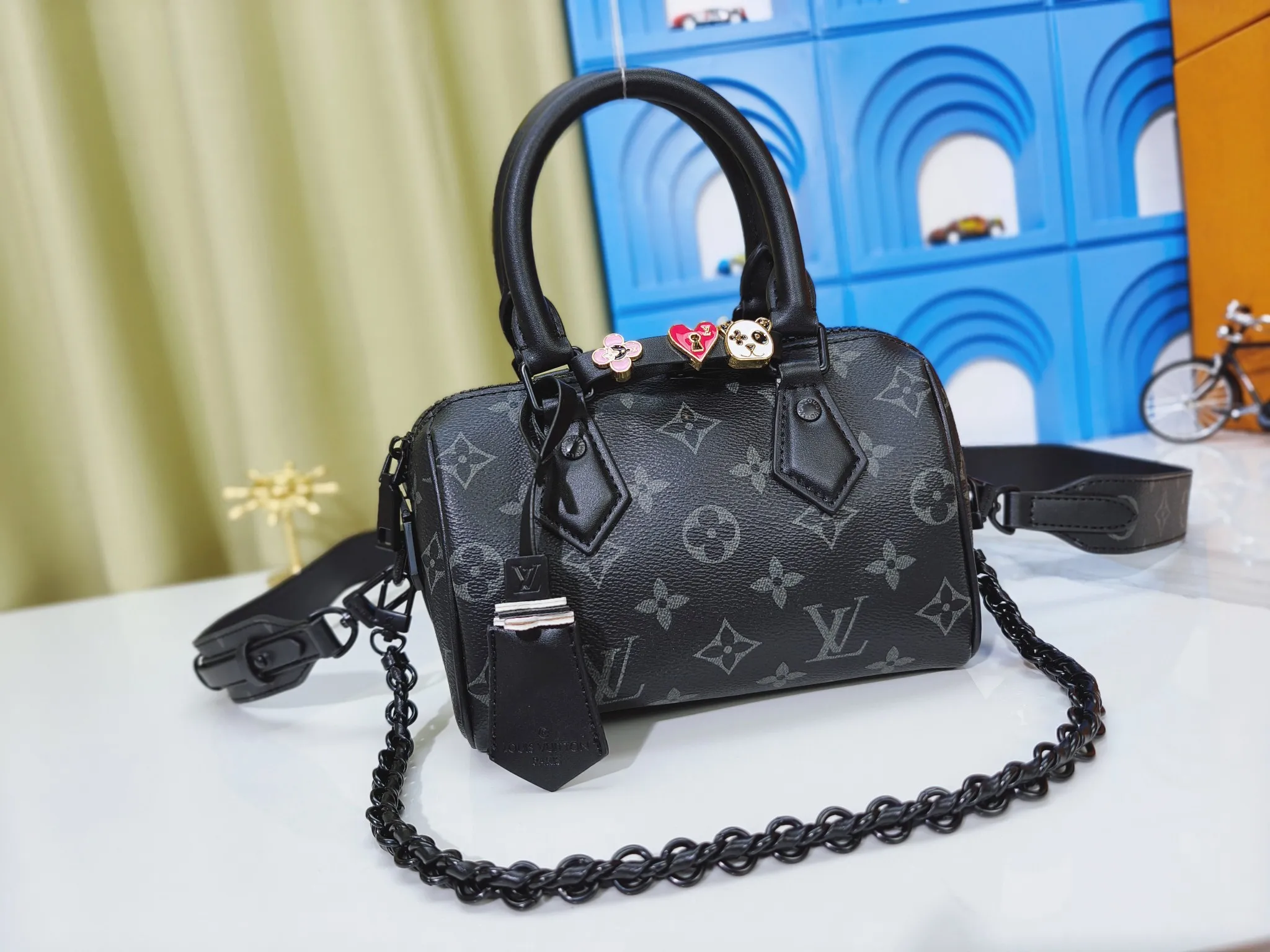 P260💰 Upgraded from the original m24606 black flower m46970 presbyopic m24605 green leather m24598 purple leather m24474 white flower m24605 blue leather 2024 China Qixi Festival limited speedy18, to meet daily needs with exquisite and compact accessories that can be worn in multiple ways, plus a detachable chain strap to achieve a comfortable shoulder-carrying experience. Dimensions: 18.0x12.5x11.0 (length x height x width)