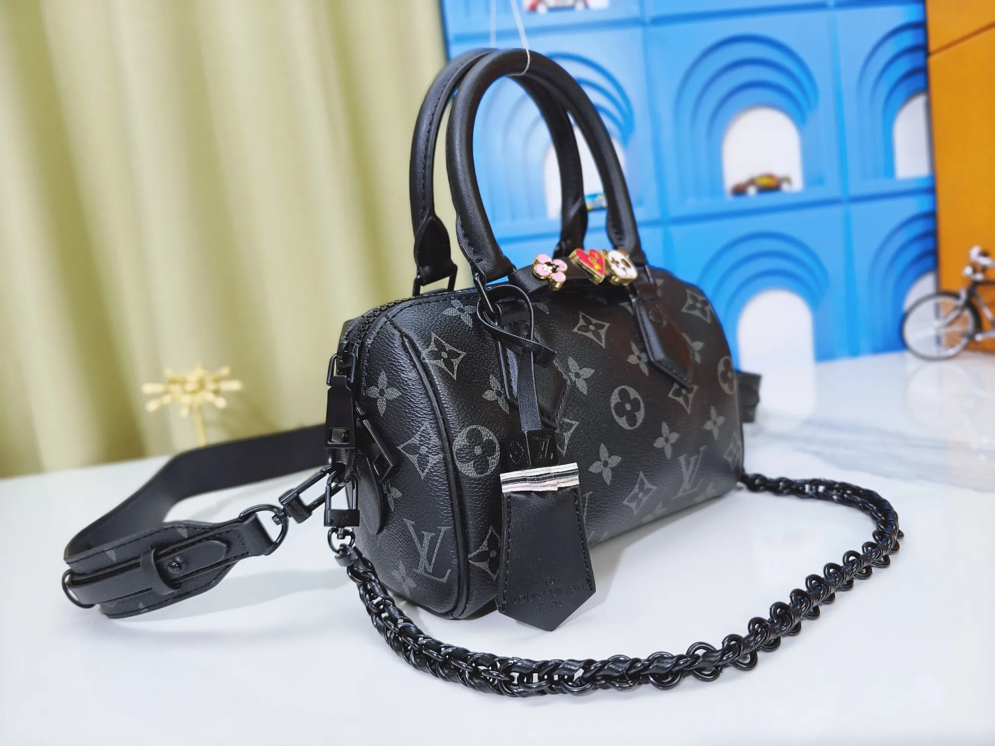P260💰 Upgraded from the original m24606 black flower m46970 presbyopic m24605 green leather m24598 purple leather m24474 white flower m24605 blue leather 2024 China Qixi Festival limited speedy18, to meet daily needs with exquisite and compact accessories that can be worn in multiple ways, plus a detachable chain strap to achieve a comfortable shoulder-carrying experience. Dimensions: 18.0x12.5x11.0 (length x height x width)