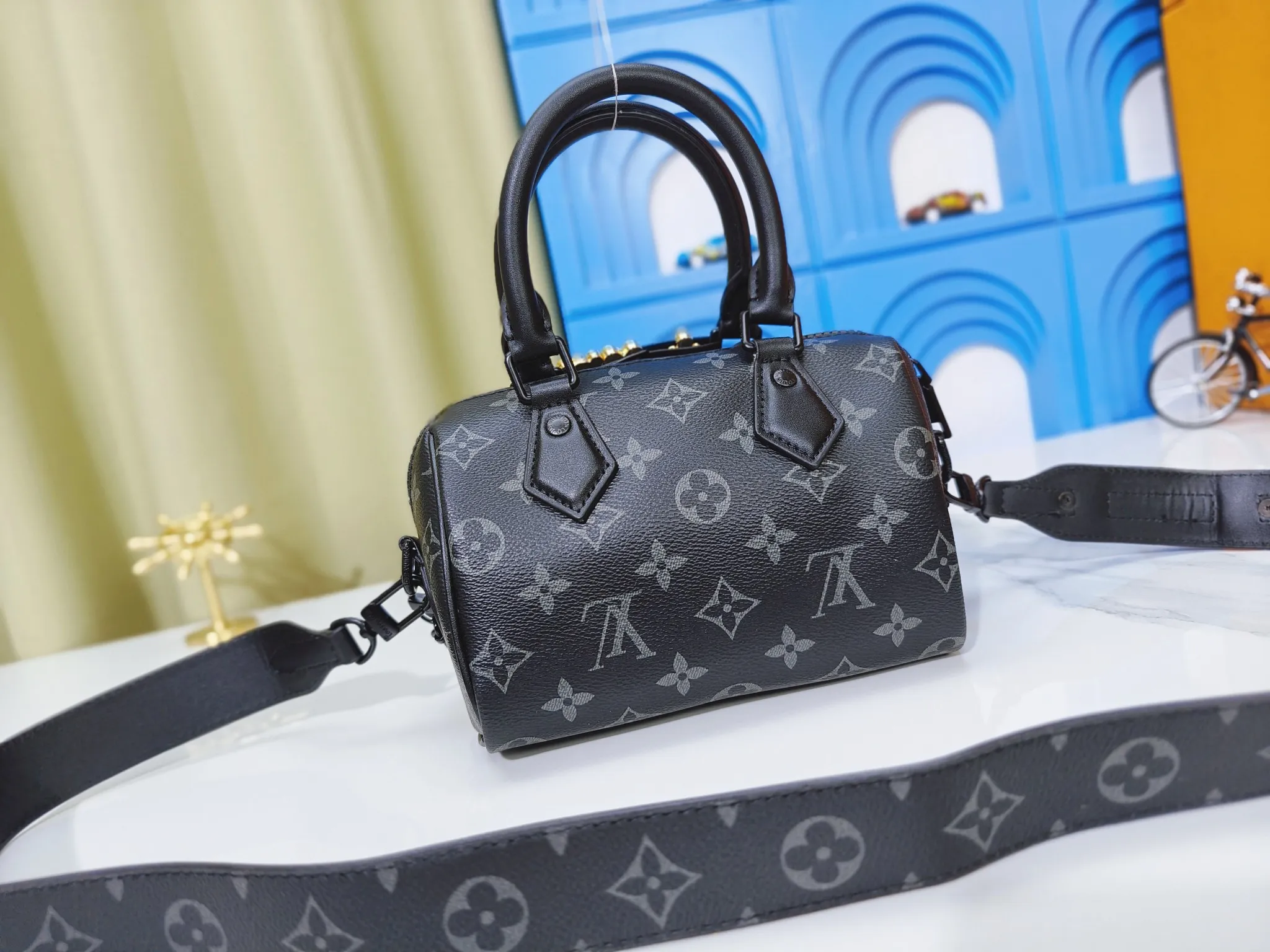 P260💰 Upgraded from the original m24606 black flower m46970 presbyopic m24605 green leather m24598 purple leather m24474 white flower m24605 blue leather 2024 China Qixi Festival limited speedy18, to meet daily needs with exquisite and compact accessories that can be worn in multiple ways, plus a detachable chain strap to achieve a comfortable shoulder-carrying experience. Dimensions: 18.0x12.5x11.0 (length x height x width)