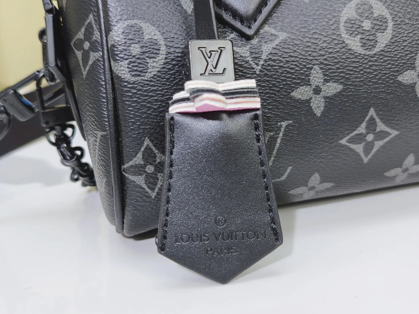 P260💰 Upgraded from the original m24606 black flower m46970 presbyopic m24605 green leather m24598 purple leather m24474 white flower m24605 blue leather 2024 China Qixi Festival limited speedy18, to meet daily needs with exquisite and compact accessories that can be worn in multiple ways, plus a detachable chain strap to achieve a comfortable shoulder-carrying experience. Dimensions: 18.0x12.5x11.0 (length x height x width)
