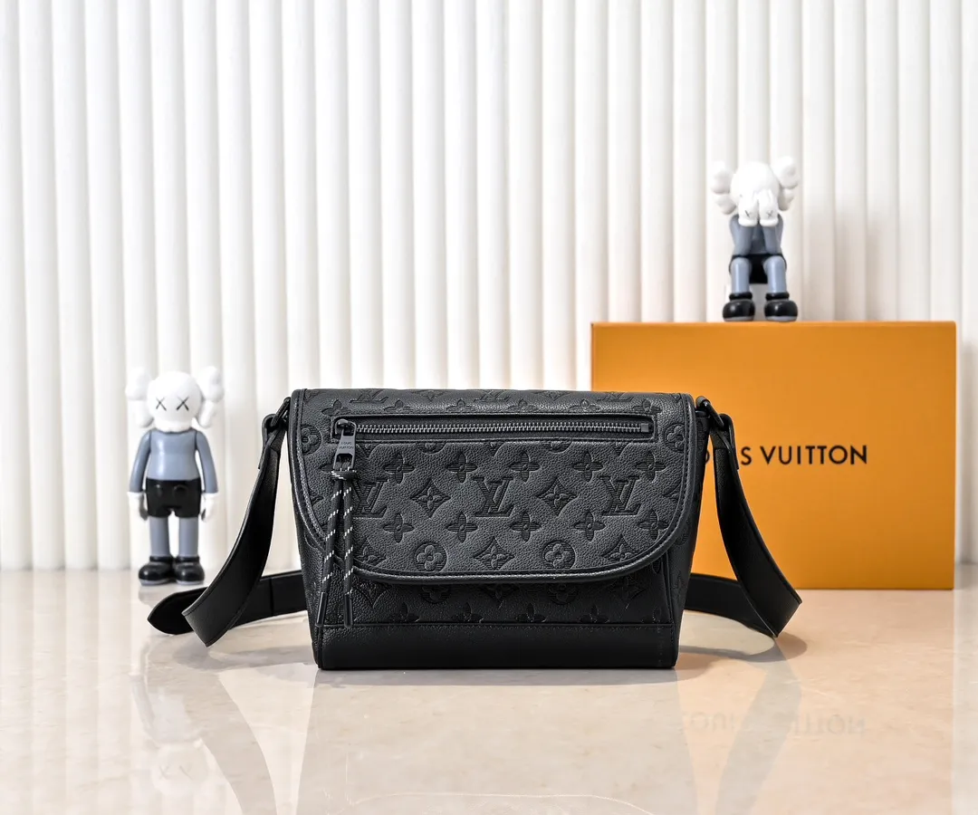 💰240💰Upgraded from the original M12681 M12806 M12636 This Pulse messenger bag is exquisitely constructed with Monogram Eclipse canvas and equipped with a cord zipper puller for the outer pocket on the flap. The magnetic closure makes it easy to access items, and the leather shoulder strap can be adjusted using the side loops, making it ideal for shoulder or cross-body wear. 26.6 x 17.0 x 11.0 cm (length x height x width)