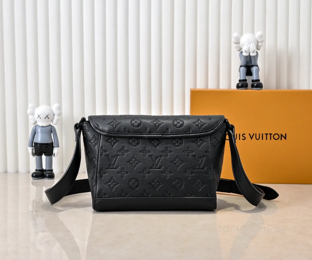 💰240💰Upgraded from the original M12681 M12806 M12636 This Pulse messenger bag is exquisitely constructed with Monogram Eclipse canvas and equipped with a cord zipper puller for the outer pocket on the flap. The magnetic closure makes it easy to access items, and the leather shoulder strap can be adjusted using the side loops, making it ideal for shoulder or cross-body wear. 26.6 x 17.0 x 11.0 cm (length x height x width)